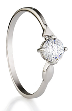 Кольцо помолвочное из серебра с фианитом