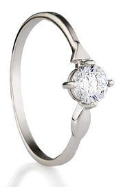 Кольцо помолвочное из серебра с фианитом