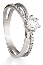 Кольцо помолвочное из серебра с фианитами